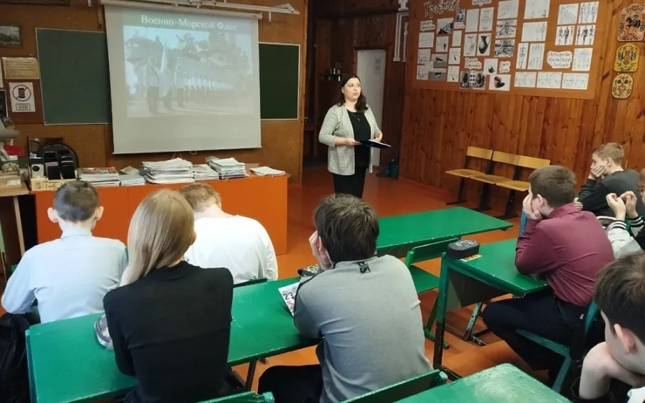 Библиотекари рассказали школьникам о профессии военнослужащего